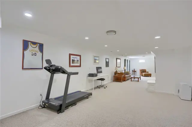 133 Hunter Drive gallery image 35