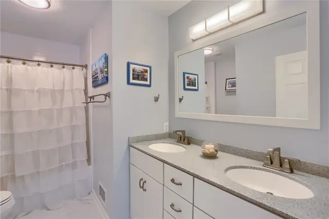133 Hunter Drive gallery image 36