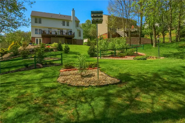 133 Hunter Drive gallery image 37