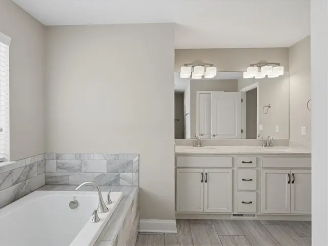 1337 Woodhill Dr Ext gallery image 18