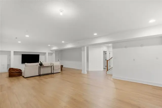 136 Morningside Dr gallery image 39