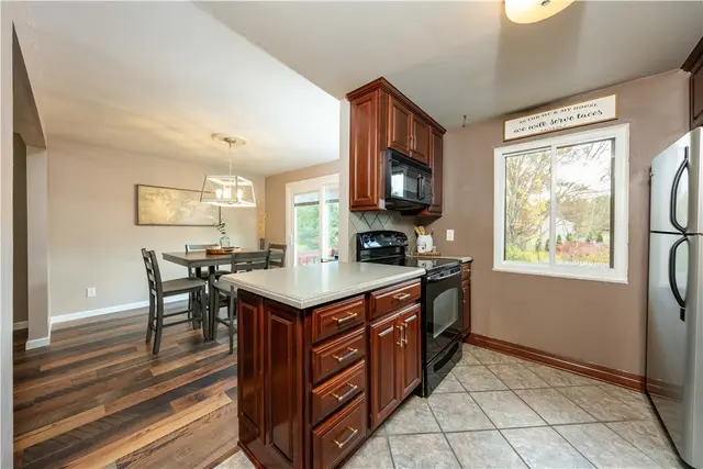 137 Parkwood Drive gallery image 9