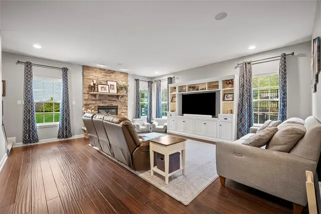 137 Sweetwater Drive gallery image 2