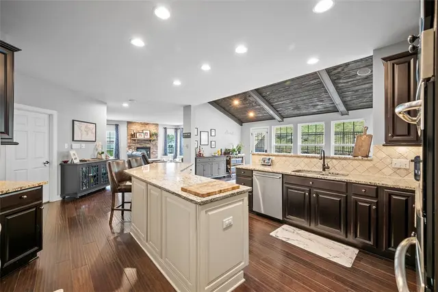 137 Sweetwater Drive gallery image 16