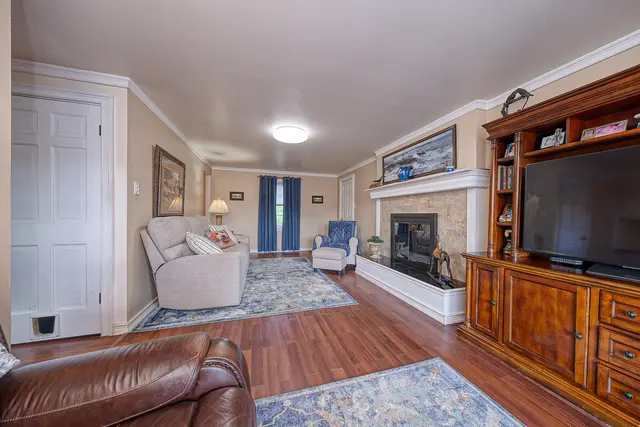 1373 Magee ROAD gallery image 32