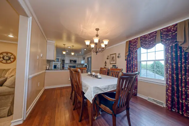 1373 Magee ROAD gallery image 38