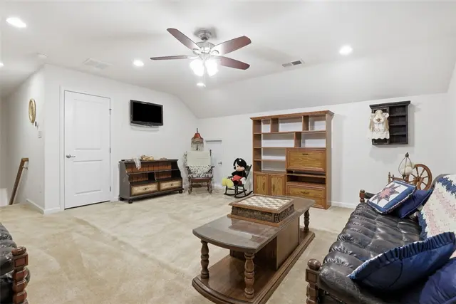 139 Olivia Avenue gallery image 35