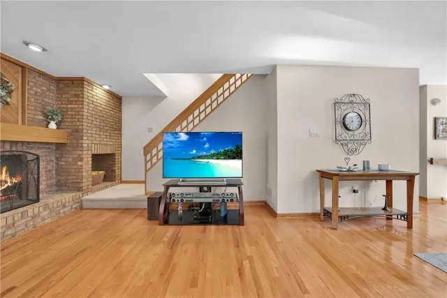 1403 Towne Square Dr gallery image 3