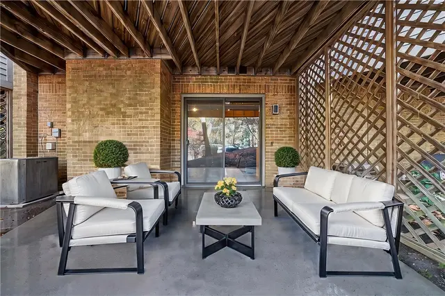 1403 Towne Square Dr gallery image 12