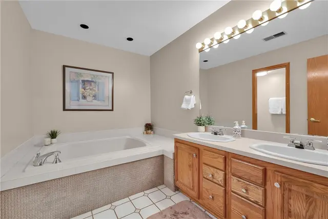 1403 Towne Square Dr gallery image 24