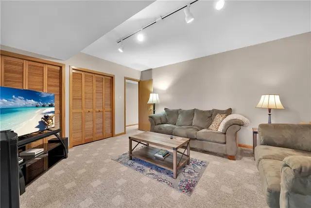 1403 Towne Square Dr gallery image 28