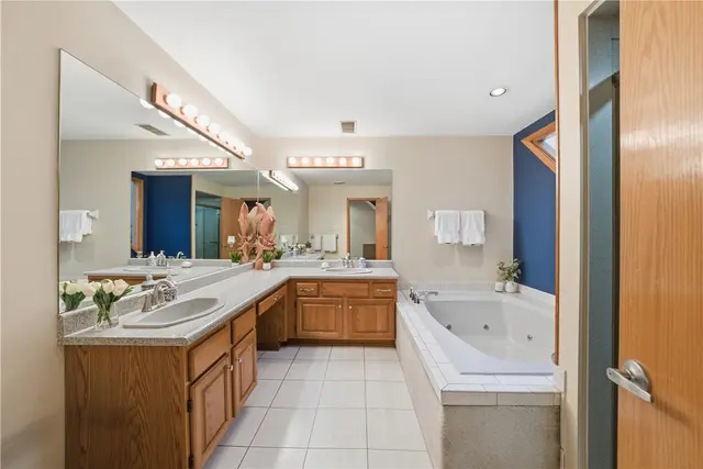 1404 Towne Square Dr gallery image 3