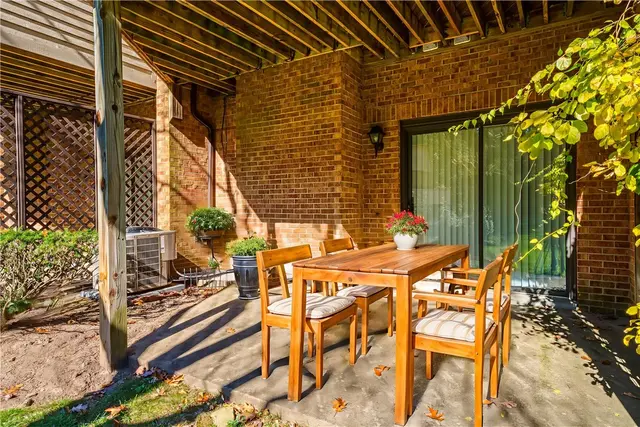 1404 Towne Square Dr gallery image 8