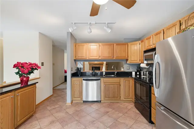 1404 Towne Square Dr gallery image 11