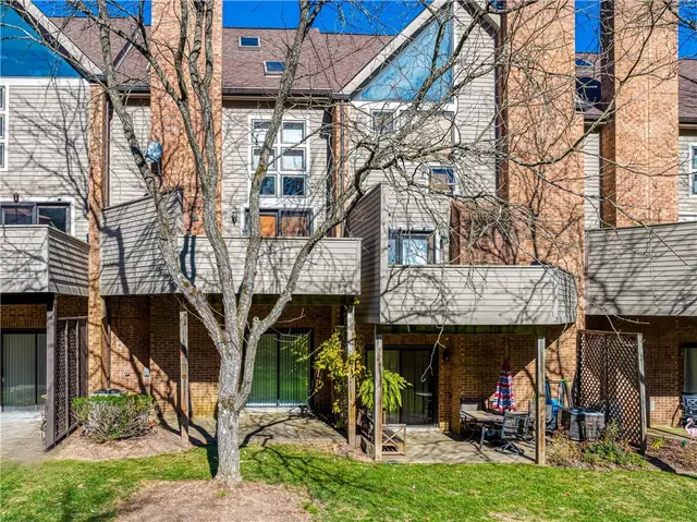1404 Towne Square Dr gallery image 12