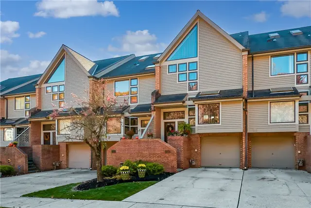 1404 Towne Square Dr gallery image 18