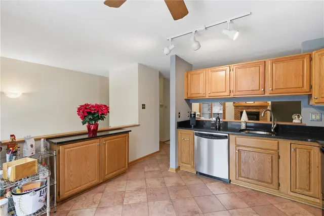 1404 Towne Square Dr gallery image 30