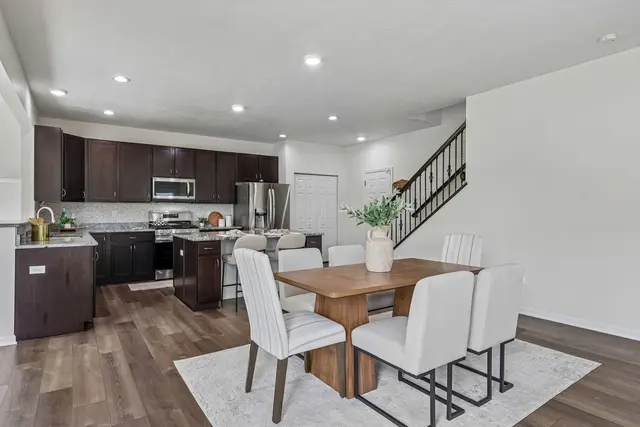 1407 Windsor COURT gallery image 37