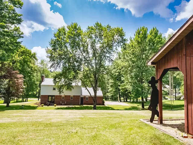 141 Clover Ln gallery image 3