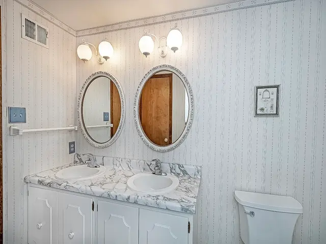 141 Clover Ln gallery image 10