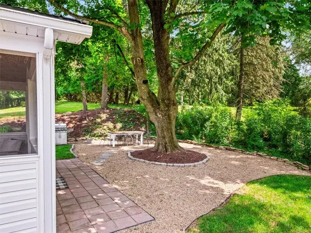141 Manor Rd gallery image 14