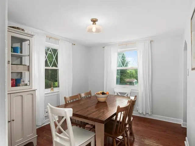 141 Manor Rd gallery image 15