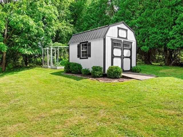 141 Manor Rd gallery image 16