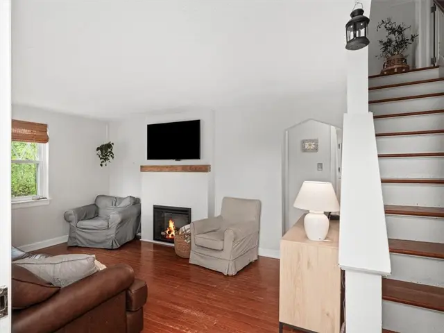 141 Manor Rd gallery image 19