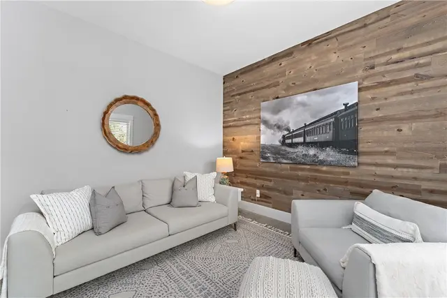 141 Seneca Pl gallery image 6