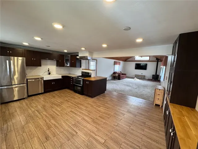 1418 Lakeside Dr gallery image 3