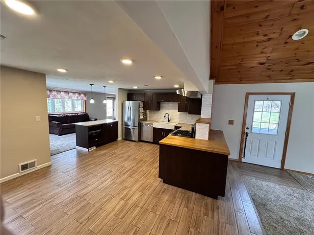 1418 Lakeside Dr gallery image 9