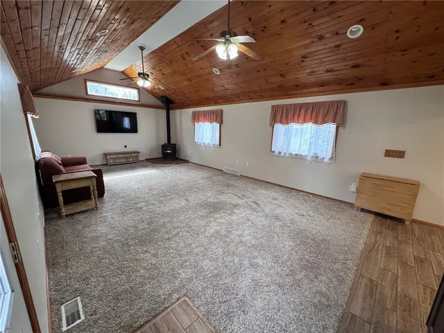 1418 Lakeside Dr gallery image 16