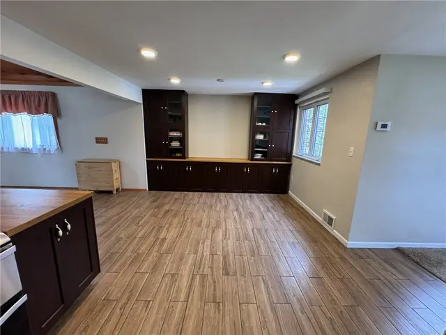 1418 Lakeside Dr gallery image 17