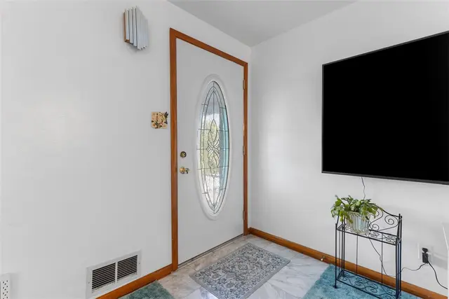 142 Donmor Drive gallery image 3