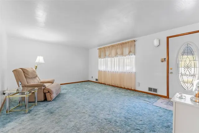 142 Donmor Drive gallery image 4