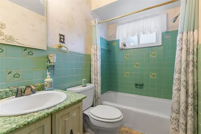142 Donmor Drive gallery image 14