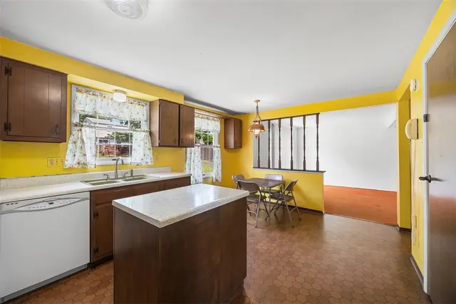 142 Kenney Drive gallery image 15