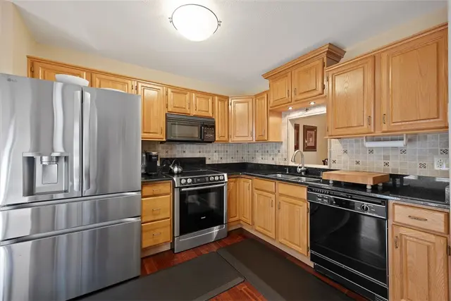1423 Towne Square Dr gallery image 3