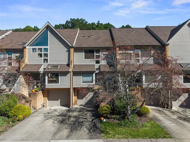 1423 Towne Square Dr gallery image 15