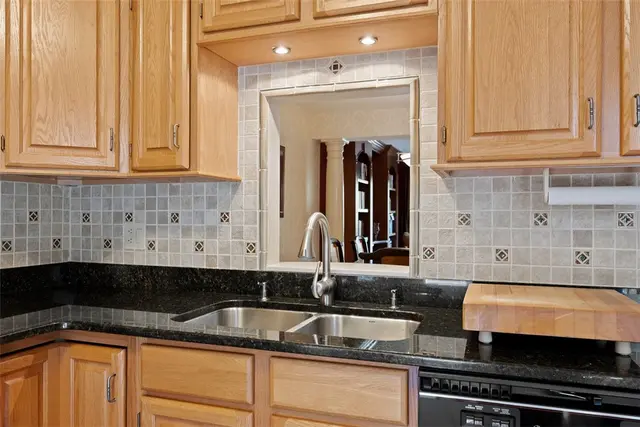 1423 Towne Square Dr gallery image 17