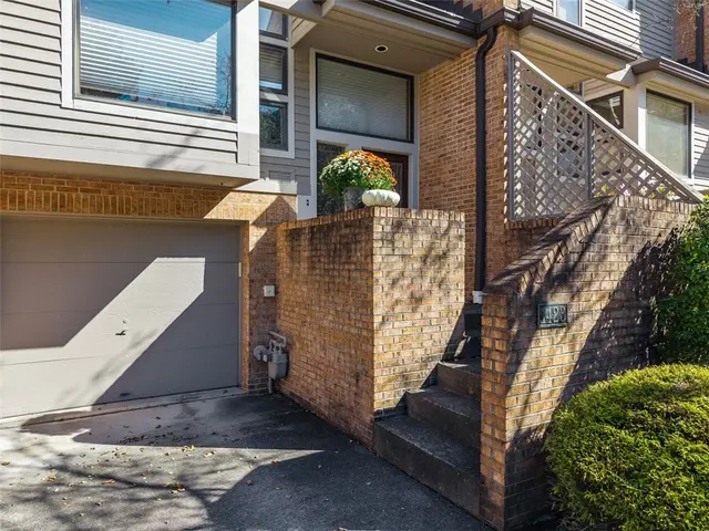 1423 Towne Square Dr gallery image 32