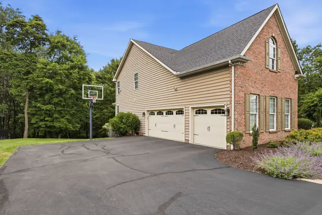 1429 Mystic Valley DRIVE gallery image 5