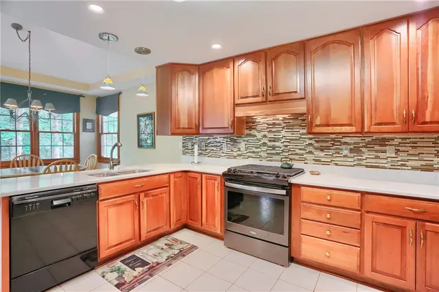 143 Hampshire Drive gallery image 4