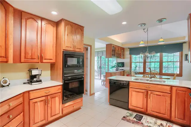 143 Hampshire Drive gallery image 6