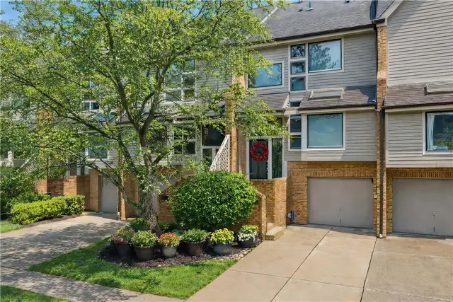 1432 Towne Square Dr gallery image 2