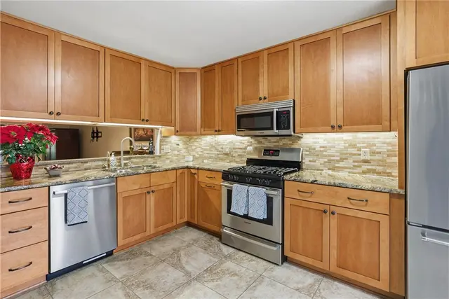 1432 Towne Square Dr gallery image 6