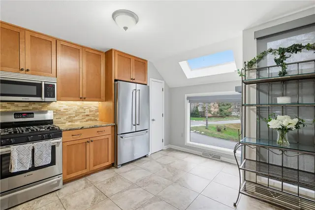 1432 Towne Square Dr gallery image 8