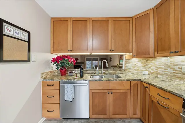 1432 Towne Square Dr gallery image 9