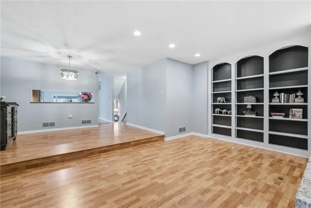 1432 Towne Square Dr gallery image 18
