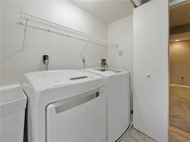 1432 Towne Square Dr gallery image 35